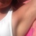 armhåla i närbild på en kvinna i vit bikiniöverdel