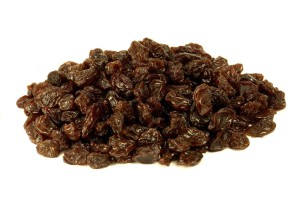 raisins en hög med russin på vit bakgrund